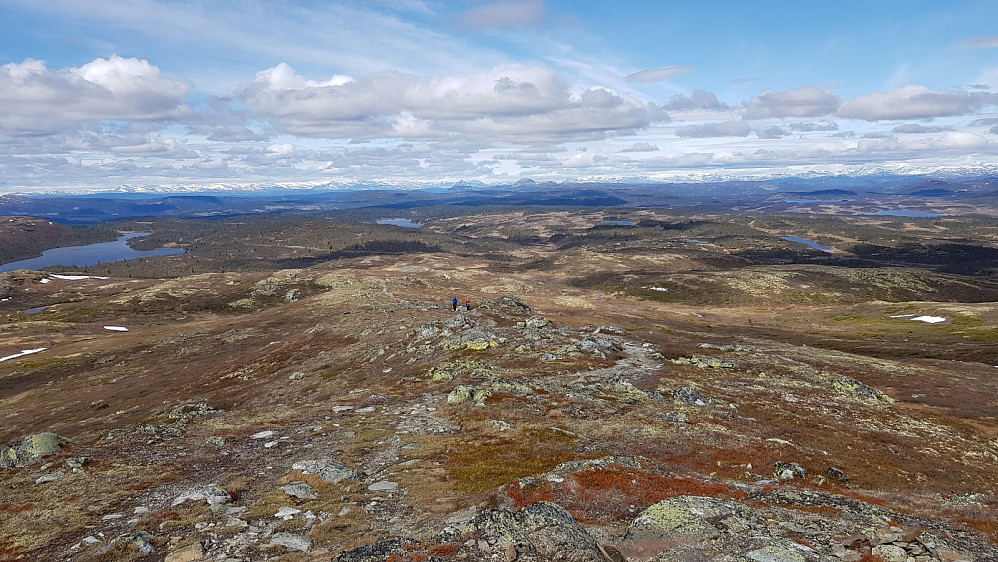 Tilbakeblikk i finværet litt inn på fjellet. Det er to til på tur oppover stien som jeg passerte litt lengre ned.