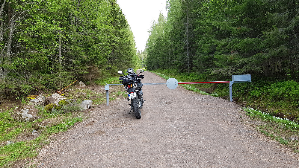 Alle grusveiene i området var stengt med bom, og det var derfor veldig praktisk med motorsykkelen