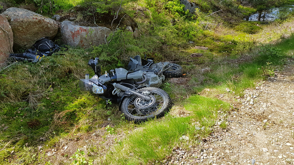 Slik går det når man ikke har nok fokus på det man driver med. Tungt å løfte opp 200 kilo med motorsykkel....