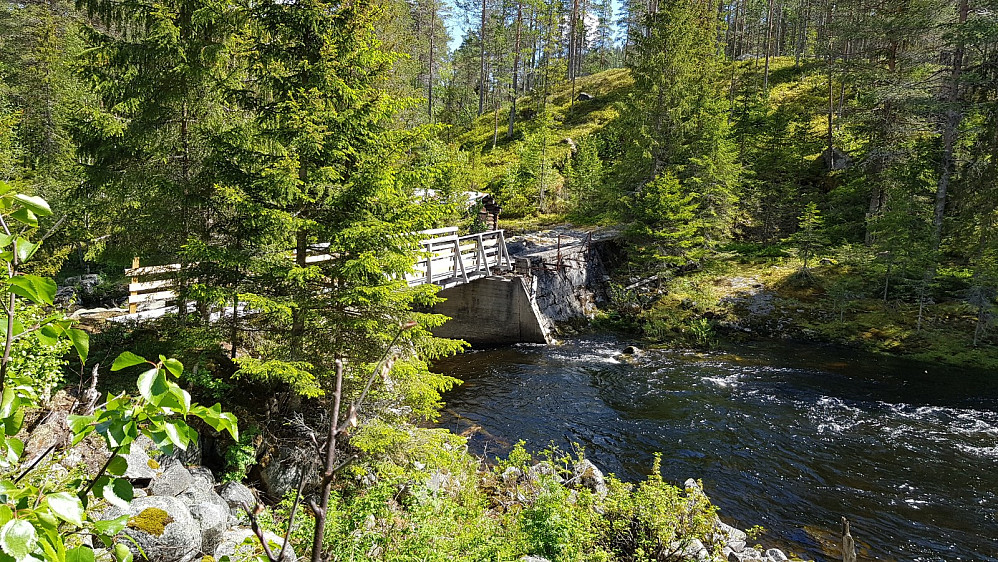 Flott bru som jeg kunne bruke over den flomstore elva. Dette var en gammel demning