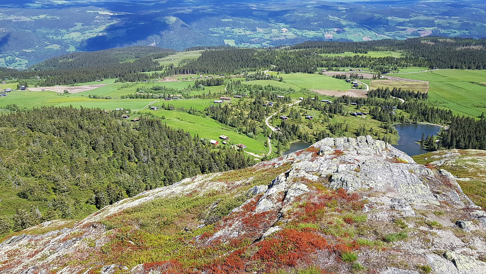 Utsikt ned mot Roåkerstra og turstartm fra den laveste toppen