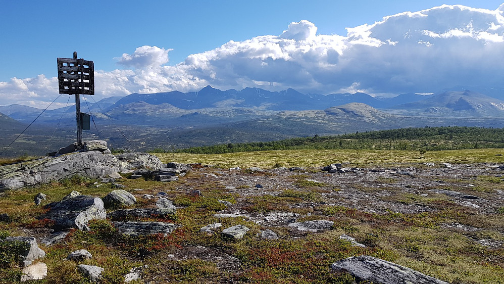 Fra toppen og over mot Rondane