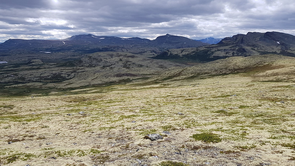Ned mot Fjordungskollen som var turens neste topp, og med Mjovassdalskletten til høyre i bildet