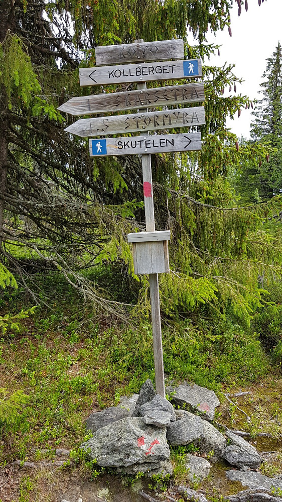 Skilt og turkasse rett under toppen