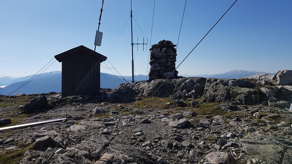 Hus, skur og utedo på toppen. På alle antennetopper jeg er på, flyter det med strips, bolter, materialer og all slags brask. Kan man forsøple så mye man vil når man setter opp antenner?