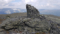 En delvis sammenrast varde på toppen av Skaihøe