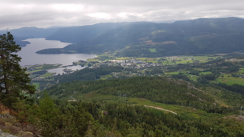 Fra utkikkspunktet ved veien og ned mot Seljord