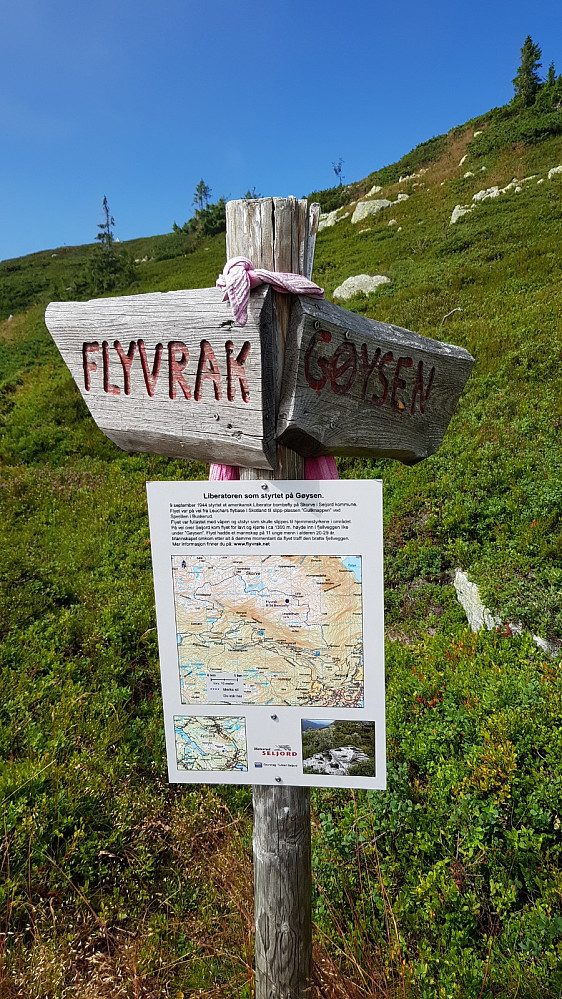 Skilt ved stikrysset hvor det var skiltet og med infoplakat og kart. Vi gikk mot Gøysen