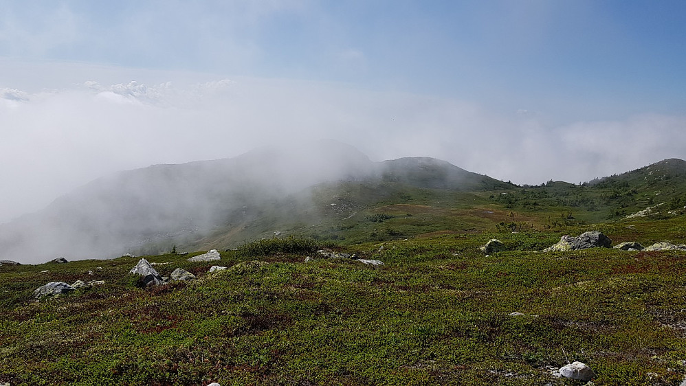 Det ble en matpause ved en bekk og tåka kom fortsatt drivendes inn mot fjellet