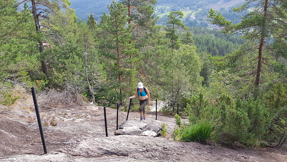 På de bratteste partiene var det satt opp sikring i form av wire rekkverk