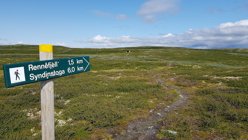 Skilt ved turstart og flott sti å følge innover fjellet
