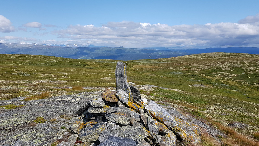 Mot Bitihorn som ses over den stående steinen