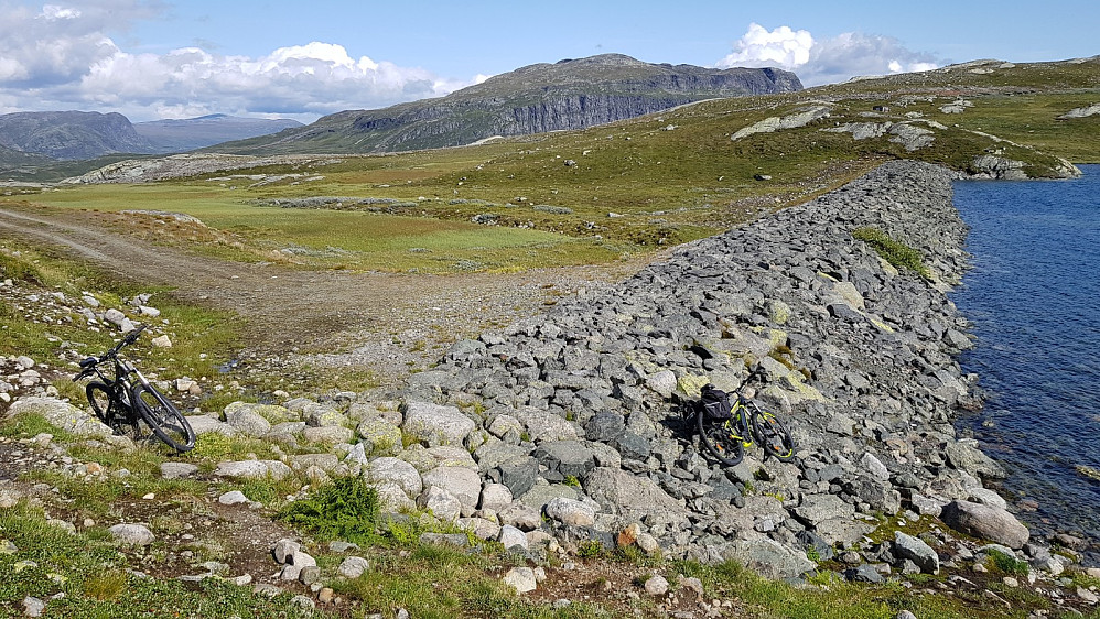 Jeg låste sykkelen ved demningen. Her var det alt en el sykkel, og jeg traff senere eieren inne i fjellet