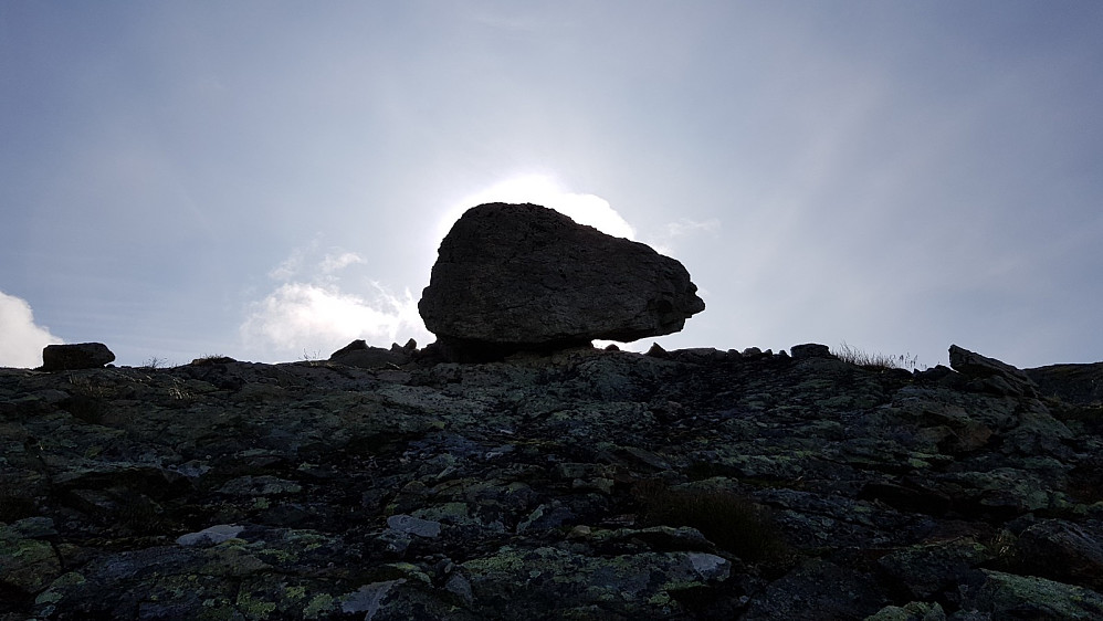 Sola bak denne steinen som lå et stykke opp i fjellsiden