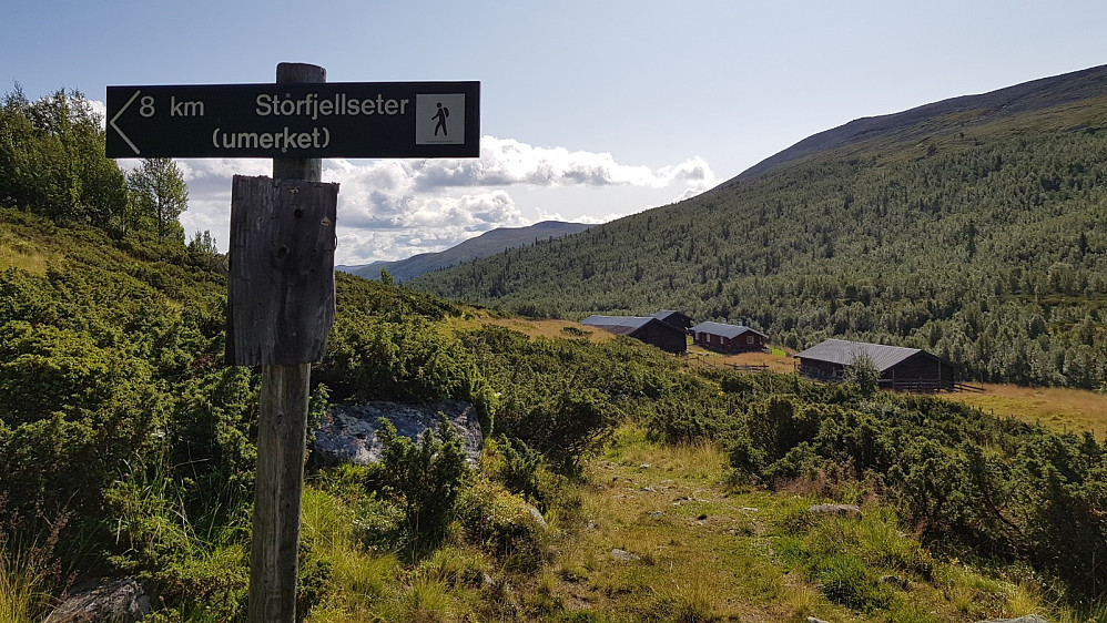 Skiltet sti opp mot fjellet, men jeg valgte å gå en sti videre nedover dalen