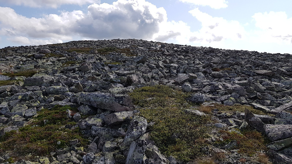 Mye skarp stein også oppe på fjellet