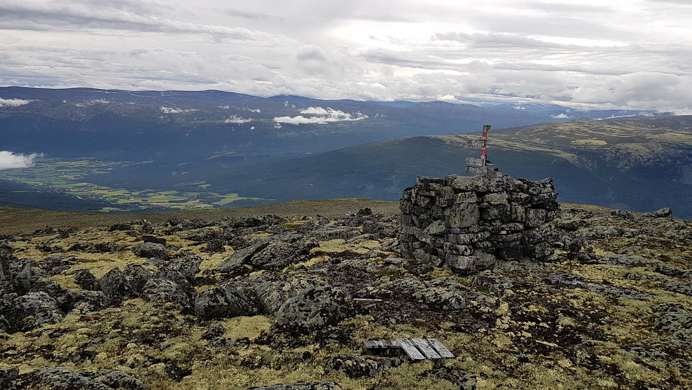 På toppen av Søre Sæterhøe og ned mot Lora. Jeg traff en lokal dame på toppen og fikk en hyggelig prat om fjellene her oppe