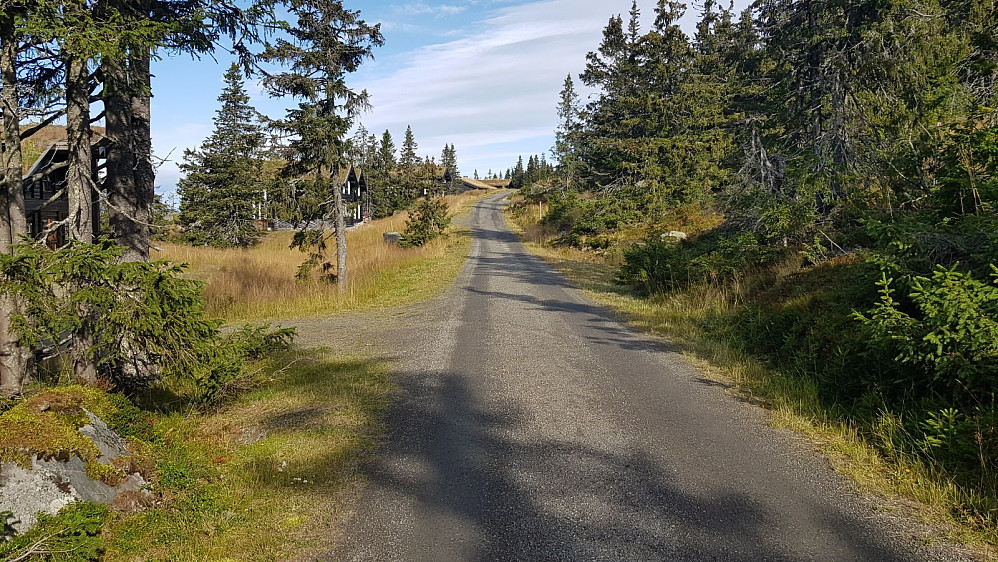 Jeg fulgte veien i hyttefeltet opp til fjellet