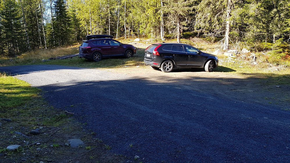 Det stod 2 biler parkert der kjerreveien tar av