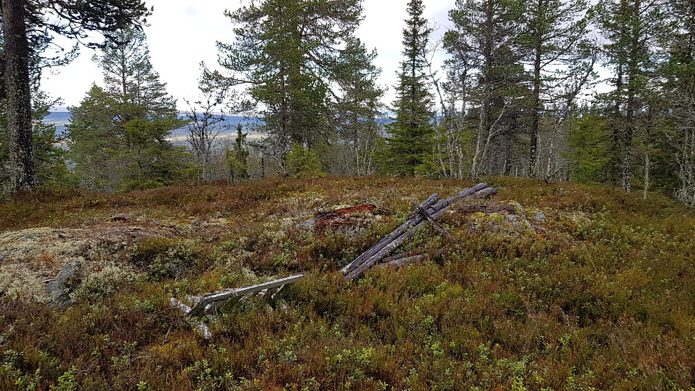 Litt bortenfor toppunktet lå det sammenraste rester etter et utkikkstårn.