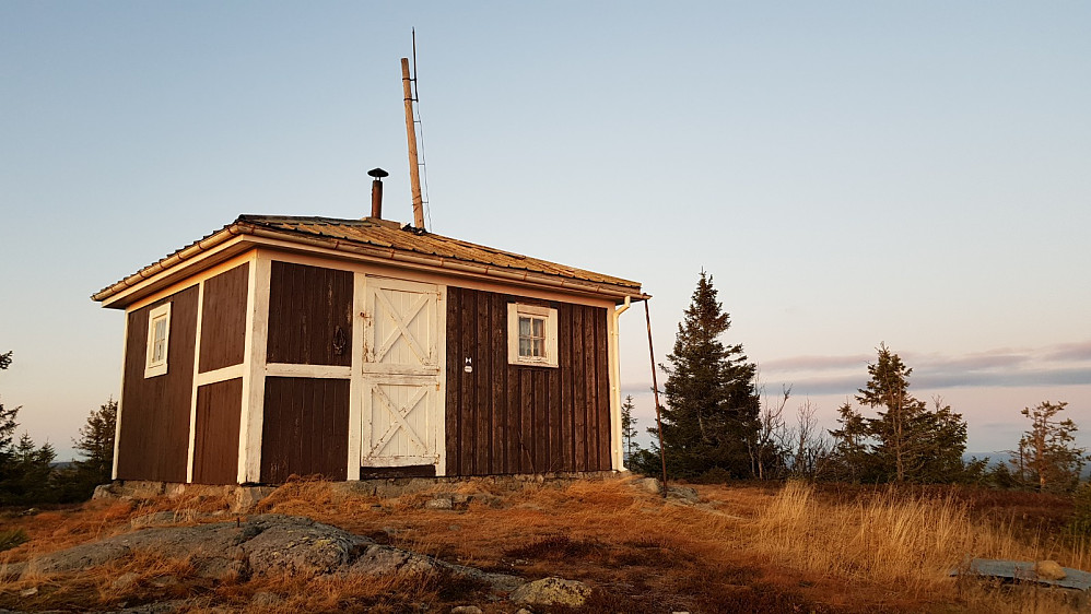 Hytta på toppen har overlevd til tross for at den står rett over fjellsiden som utgjør skyteskive for tyngre skyts