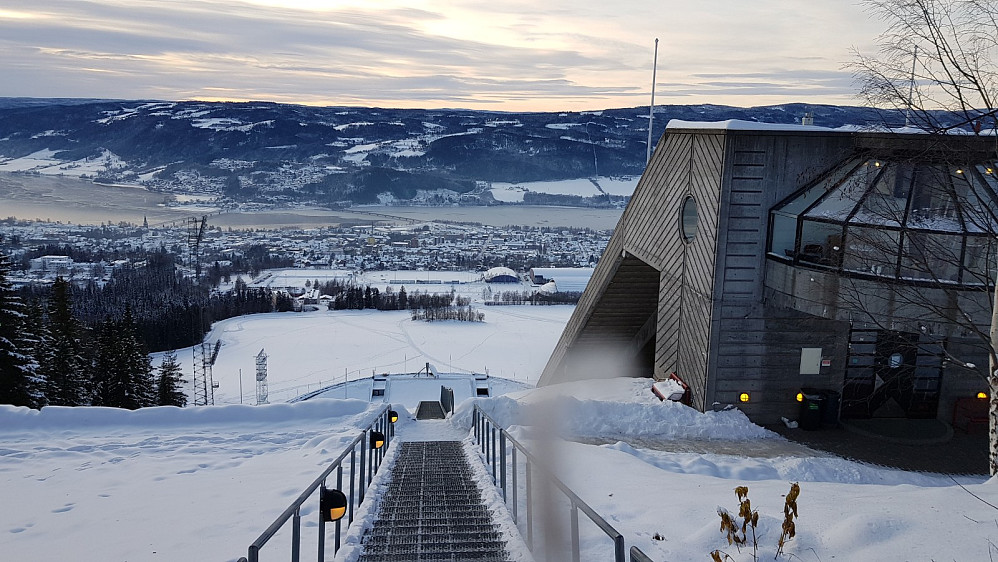 Utsikt ned mot Lillehammer fra toppen av hoppbakken
