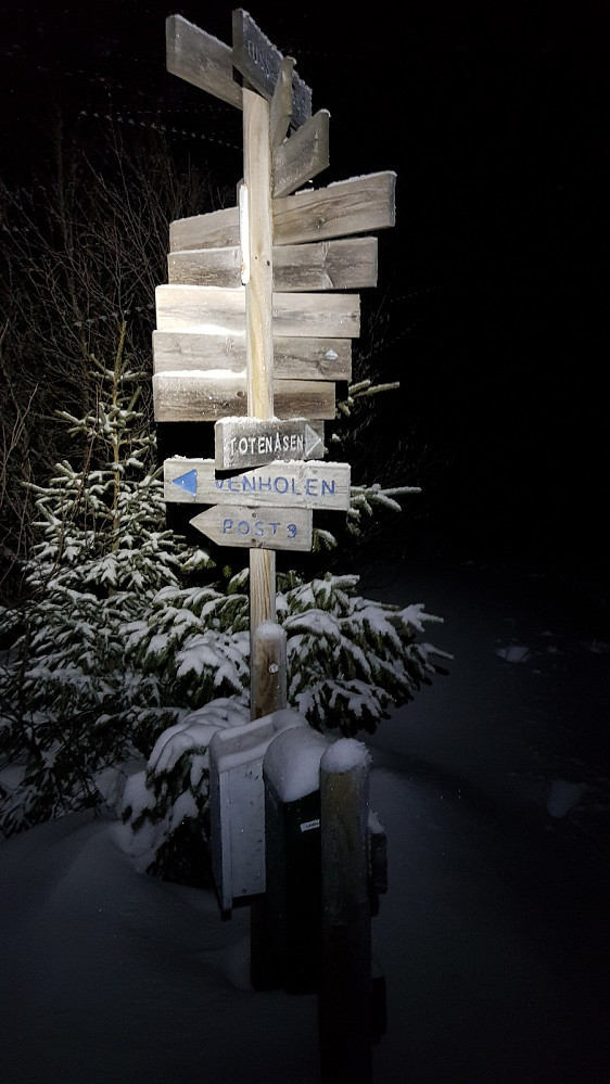Ved gapahuken stod det et svært skilt. Herfra var snøen urørt, og jeg måtte følge litt med på merkingen så jeg ikke gikk av stien