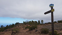Oppe på fjellryggen var det skiltet vestover, men det gikk sti i begge retninger