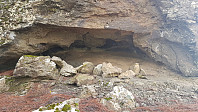En liten grotte under toppklippen