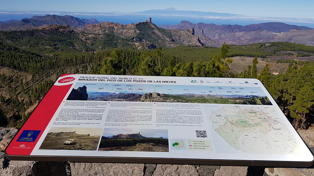 Infotavle på parkeringsplassen på Pico de las Nieves og ned mot Roque Nublo som jeg skal besøke på dagens neste tur