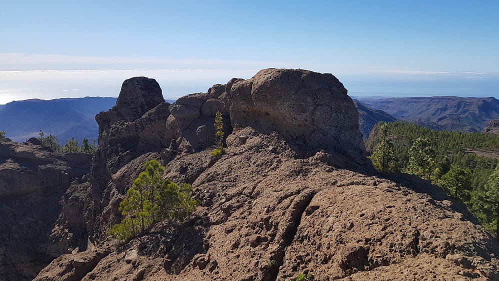 Her på det markerte toppunktet på Pico del Campanario, og bort på de to andre toppunktene, hvor den ytterste klippa virker å være det høyeste punktet 