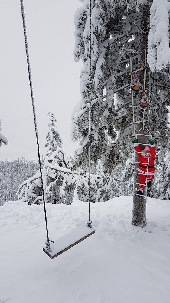 Julenissen var på plass i år igjen, oppe ved huska