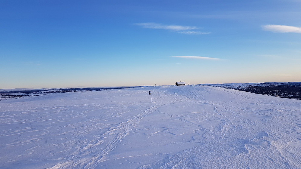 Det var en gjeng som hadde gått opp på Rando ski, og de hadde søkt le for vinden i hytta 