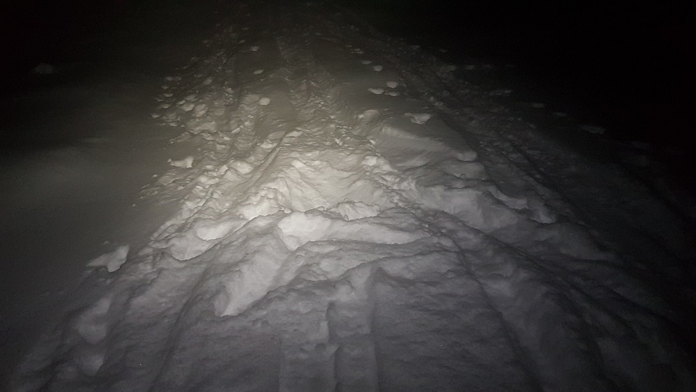 Det er ikke alltid lett å kjøre nedover i variabel snø, og her hadde noen laget en real grop etter et fall