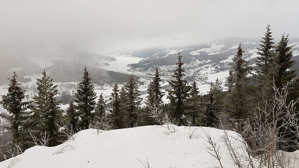 Utsikt fra toppen og nordover mot Tretten. Det var mye bedre vær nede i bygda enn hva det var på fjellet.