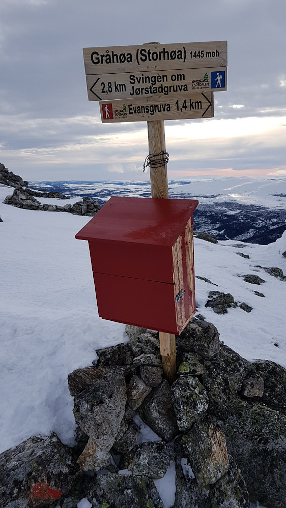 Nytt skilt på Storhøa. Det var kommet opp mange nye skilt i området