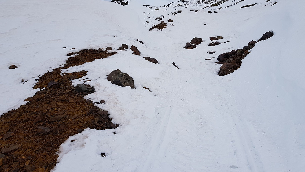 Det var lite snø og her hadde ikke snøen helt dekket grushaugene nedenfor gruvene