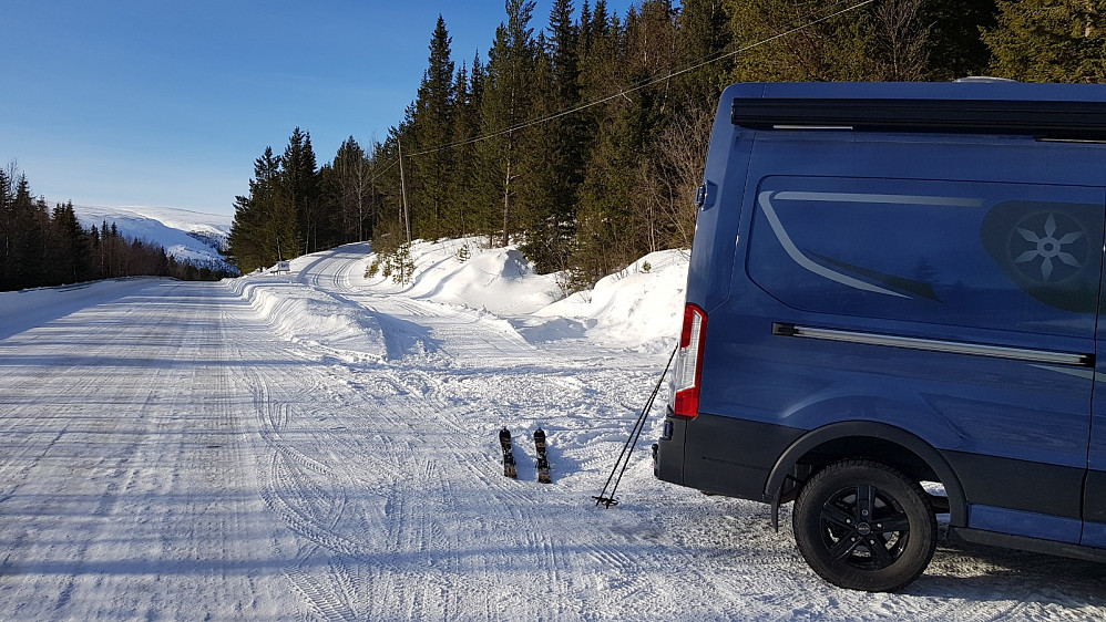 Parkeringslomme der det går av preparert løype opp lia. Legg merke til det flotte snøføret på hovedveien
