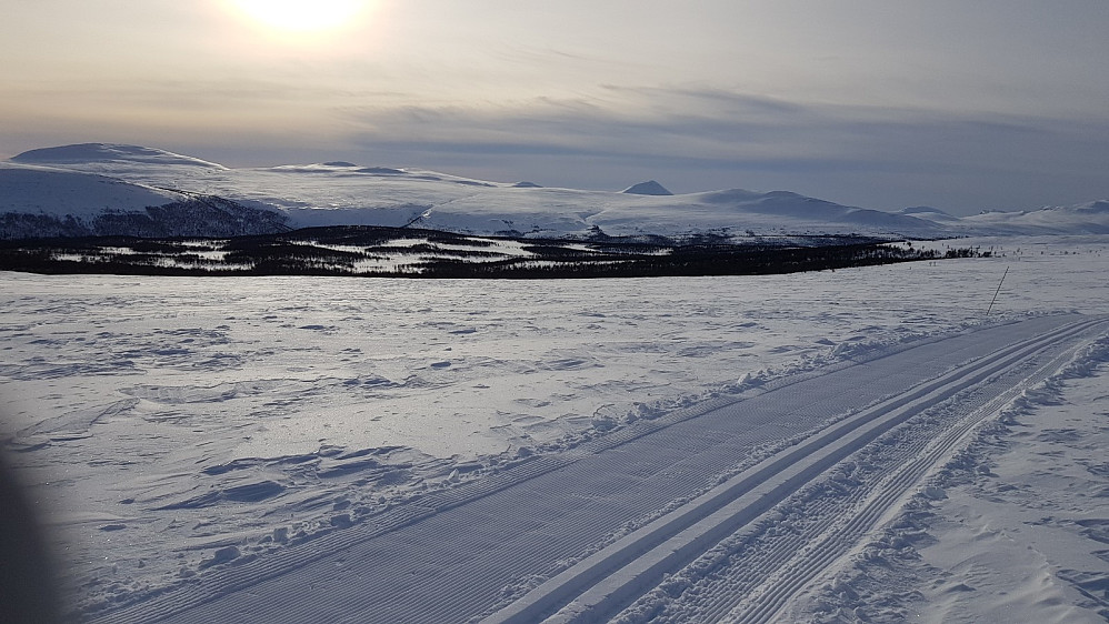 Mens jeg hadde vært på toppene, hadde prepareringsmaskinen kjørt på spor oppe på fjellet