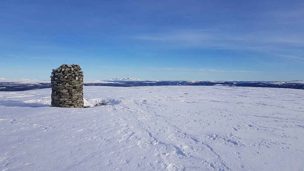 Toppen av Finnsjøvola og østover med Sølen som ruver majestetisk langt der bak  