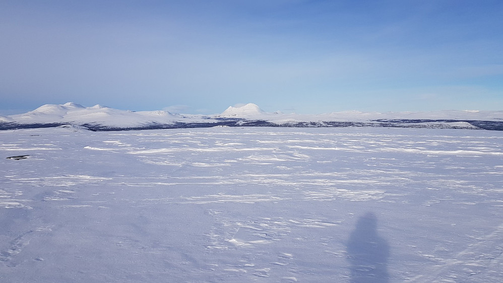Fra toppen av Finnsjøvola og nordover mot Storsølnkletten som ruver godt i landskapet