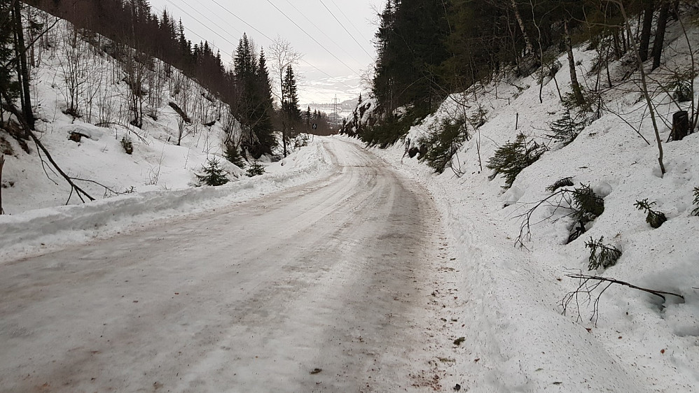 Ned fra skaret var det glatte forhold og det ble å ta det med ro i snøkanten