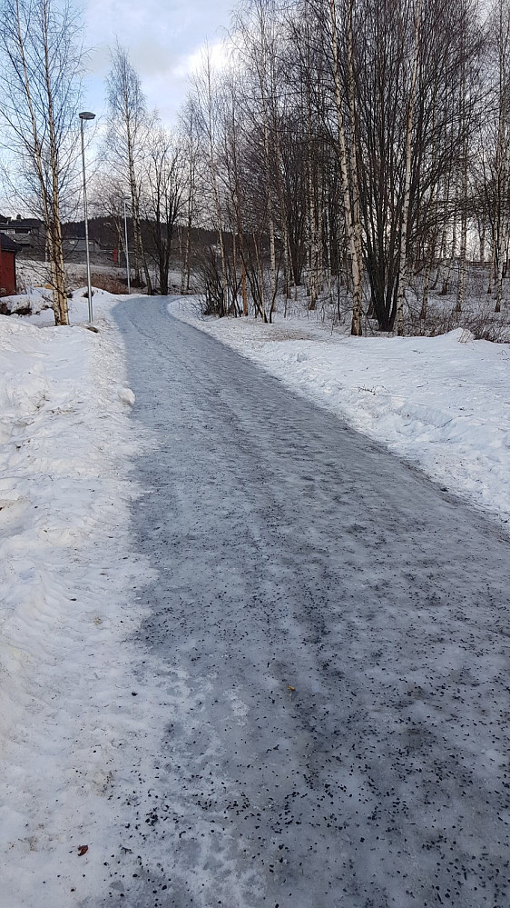Her var det rett og slett best å gå i snøen på siden av gangstien