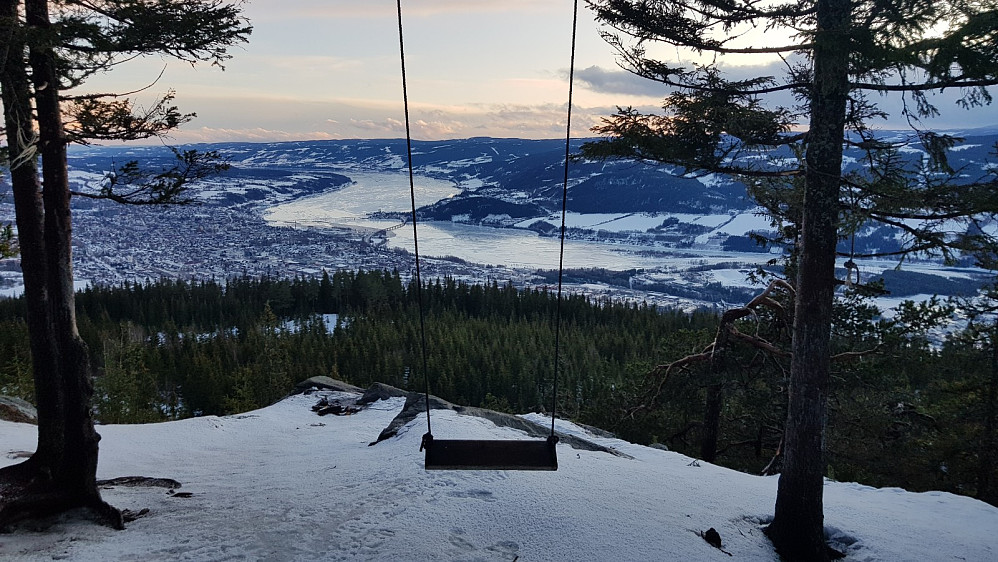 Fra utsiktpunktet og ned mot Lillehammer