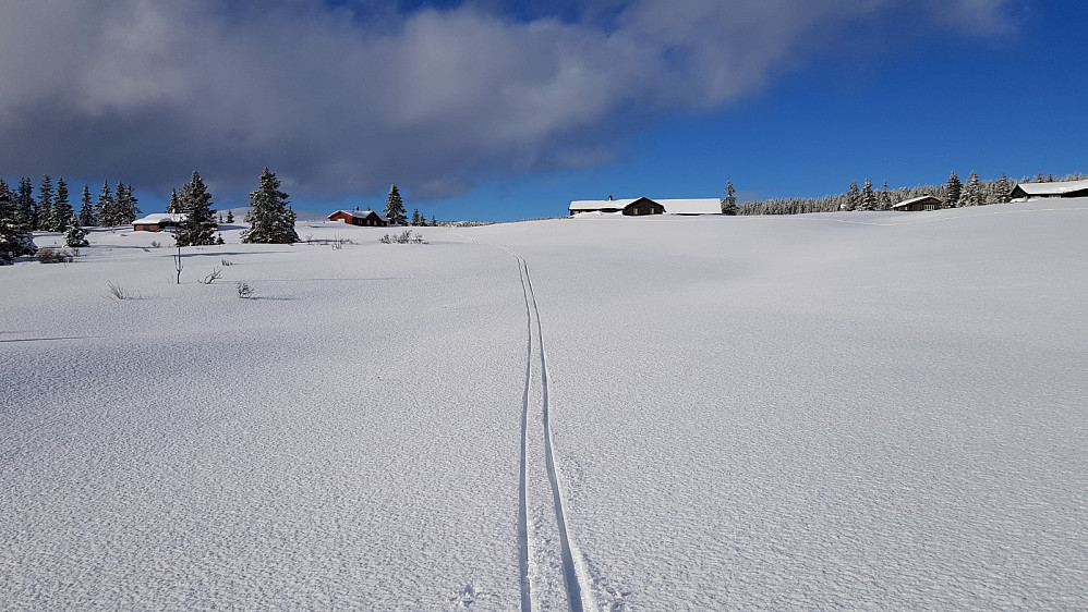 Bedre sikt mellom hyttene i dag enn sist jeg gikk her. Spor var det også, selv om fjellskiene mine var noe breiere enn sporet her 