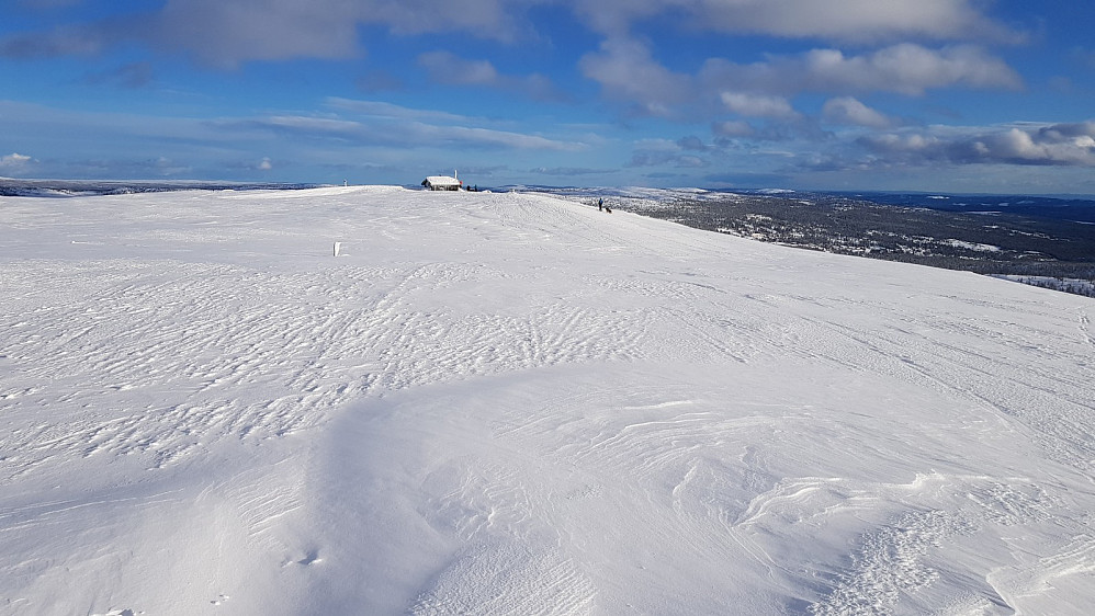 Mye folk på toppen, og utenfor hytta lå det sikkert 10 par ski. Bildet er tatt fra toppvardem