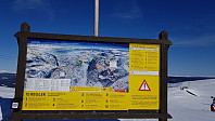 Stort skilt med kart over alpinanlegget ved toppen av Stolheisen