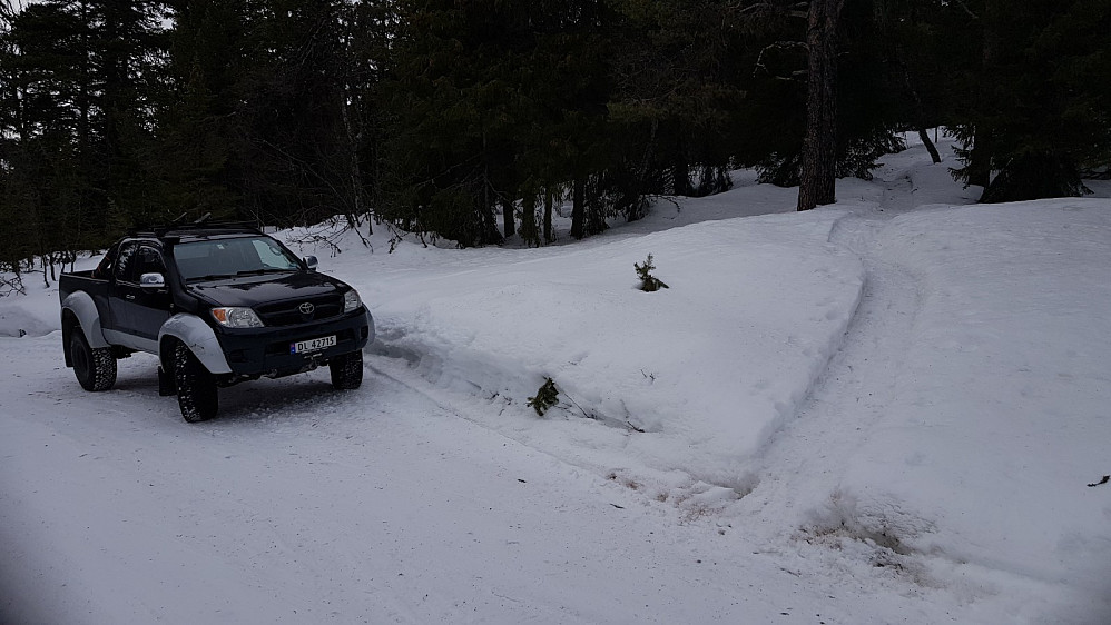 Det var en brøyta parkeringslomme der det var et hardtråkka trugespor som tok av opp skogen