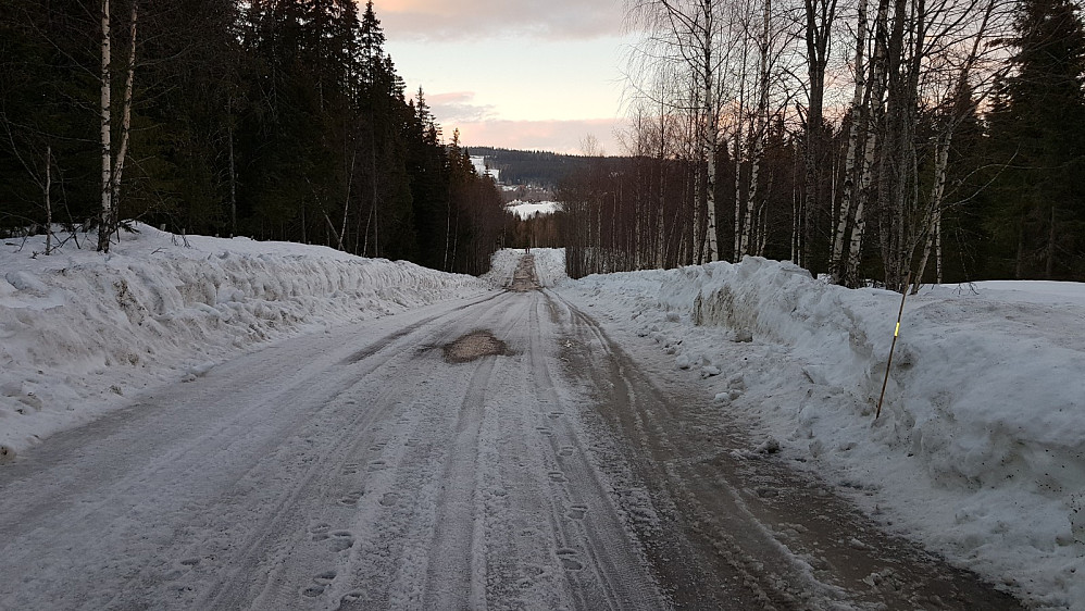 I skyggepartiene i veien på hjemturen,  ble det å ta det litt rolig. Skal nok til noen flere varme dager her før veien er bar.