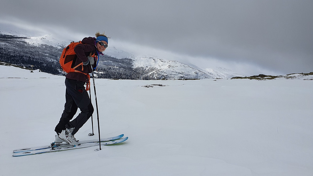 Det var hard snø opp skogen og lett å gå. Oppe på fjellet fikk vi flott utsikt i skiftende værforhold